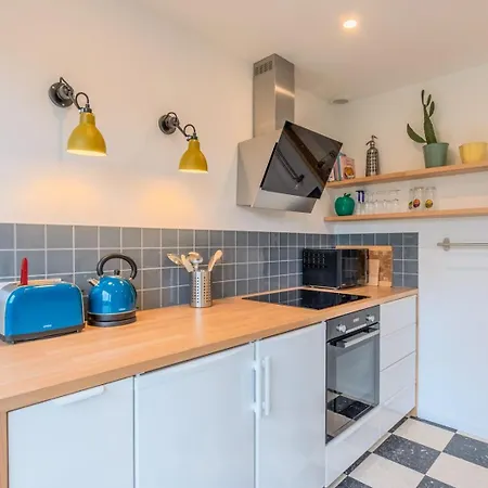 3 Bedroom House W/ 2 Bathrooms And A Garden Guest house
