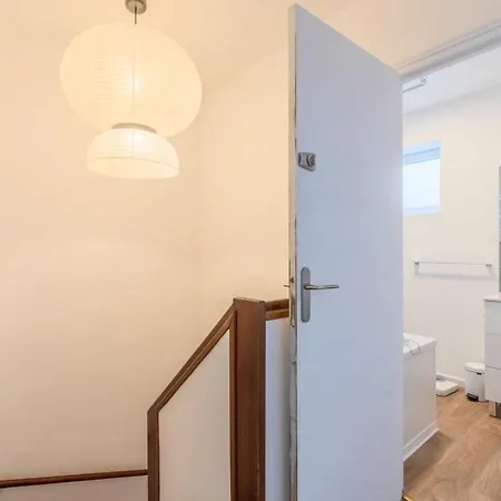 Guest house 3 Bedroom House W/ 2 Bathrooms And A Garden *