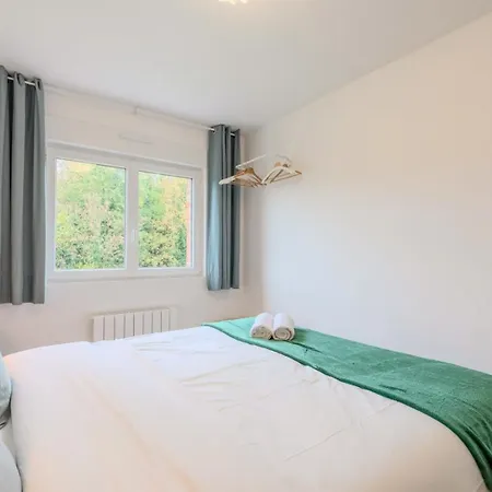 3 Bedroom House W/ 2 Bathrooms And A Garden