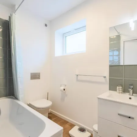 3 Bedroom House W/ 2 Bathrooms And A Garden Guest house *