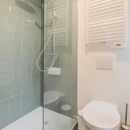 3 Bedroom House W/ 2 Bathrooms And A Garden 3*