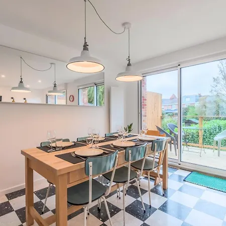 3 Bedroom House W/ 2 Bathrooms And A Garden 3*
