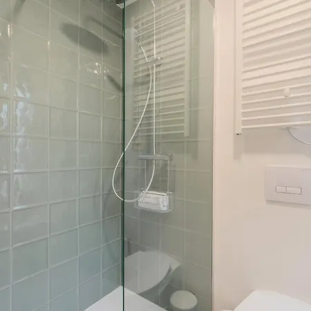Penzion 3 Bedroom House W/ 2 Bathrooms And A Garden Saint-Andre-lez-Lille